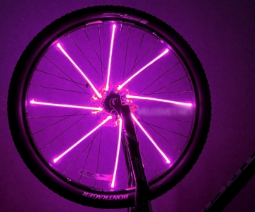 Яркая подсветка на колесо велосипеда