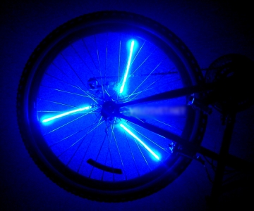 Синие трубочки на спицы велосипеда